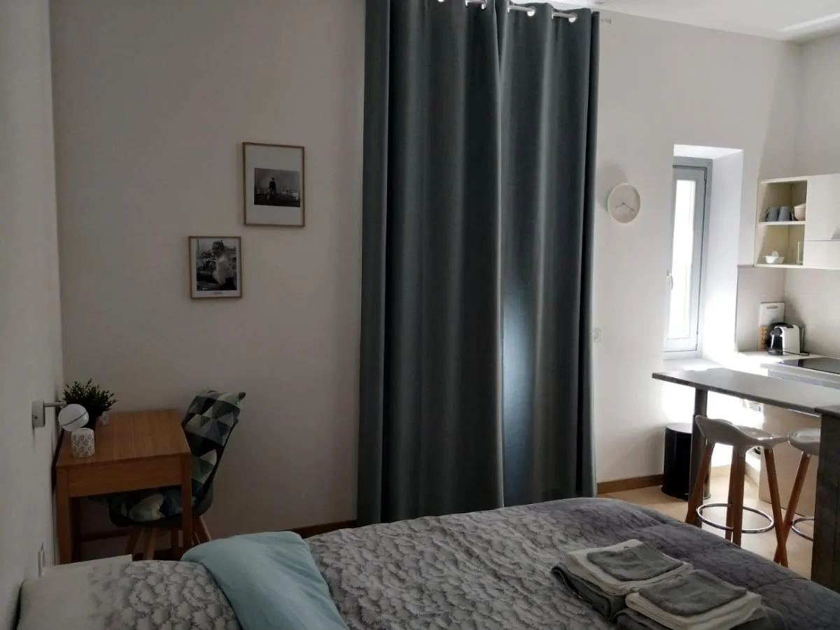 Appartement Studio Cannes A 5 Mn A Pied De La Gare Tout Confort Avec Balcon