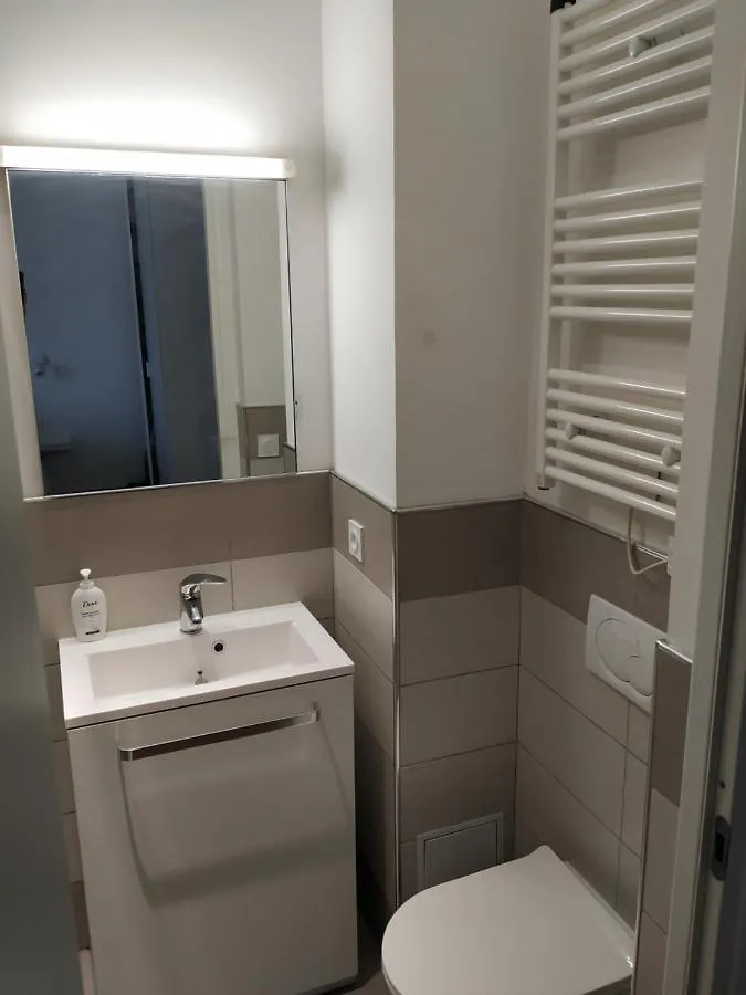 Appartement Studio Cannes A 5 Mn A Pied De La Gare Tout Confort Avec Balcon